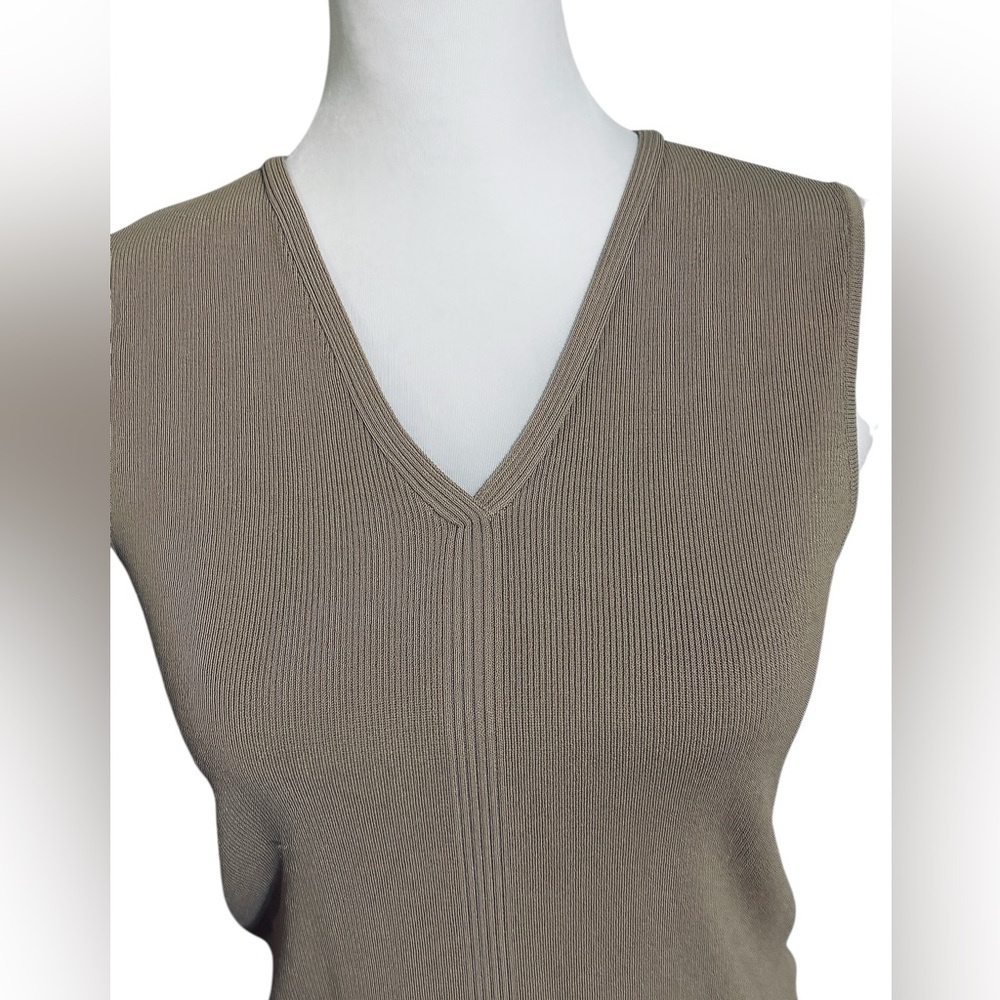 Max Studio V-Neck Sleeveless Tan Sweater Sz Small